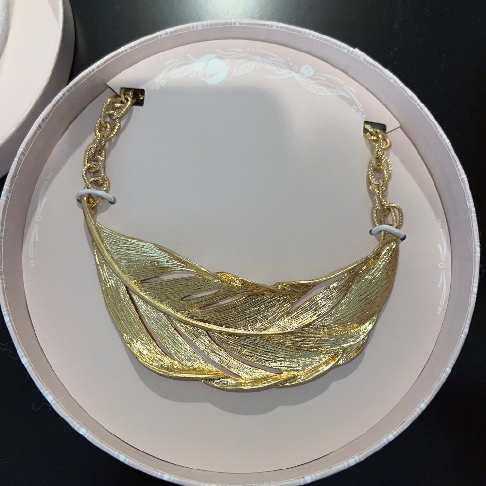 ✨SALE✨ NIB Chloe + Isabel Sculpted Feather Collar Necklace